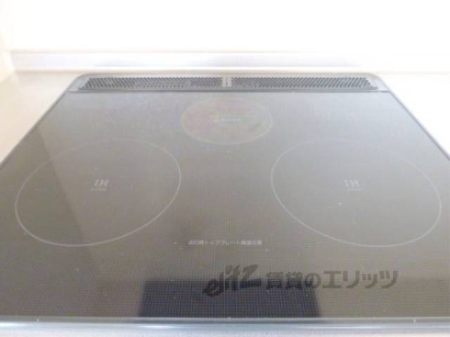キッチン　三口コンロ
