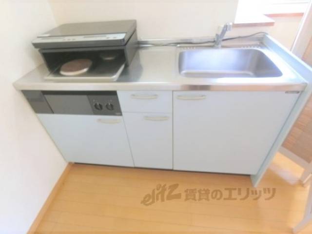 キッチン　下部収納　窓で手元も明るく、換気もできます