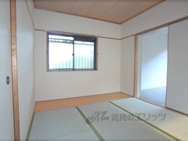 和室　角部屋なので、和室にも窓あります。