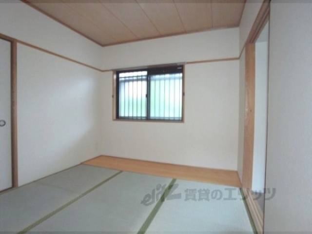 和室　角部屋なので、和室にも窓あります。