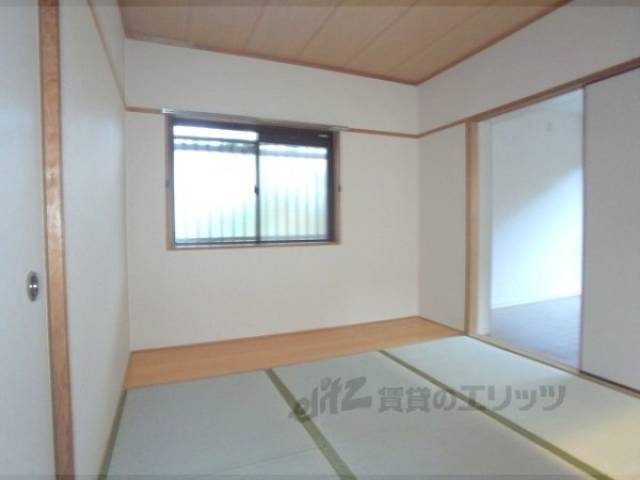 和室　角部屋なので、和室にも窓あります。