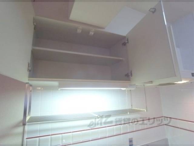 収納　キッチン上部