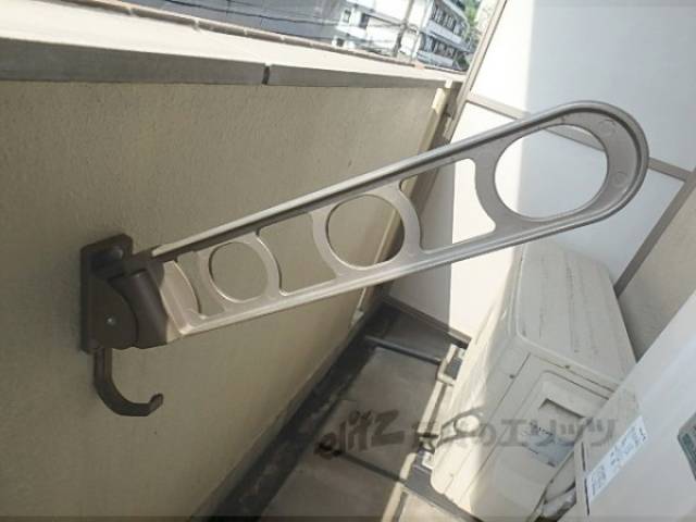 ベランダ　物干し竿かけ