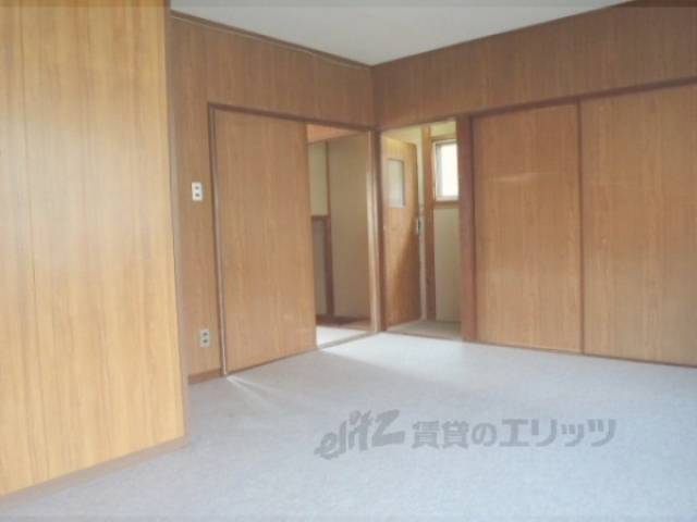 洋室　２階北側洋室　広い収納あり