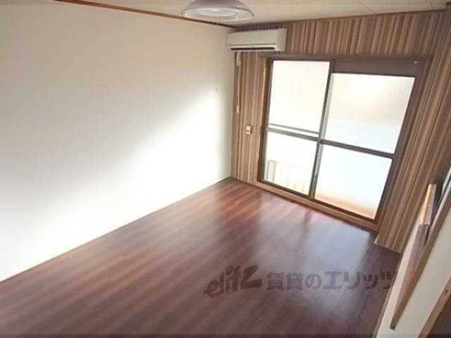 洋室　おしゃれなアクセントクロスのお部屋です