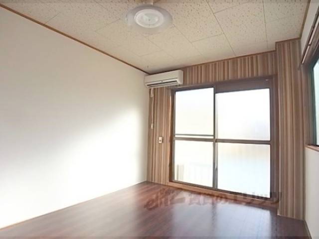 洋室　おしゃれなアクセントクロスのお部屋です
