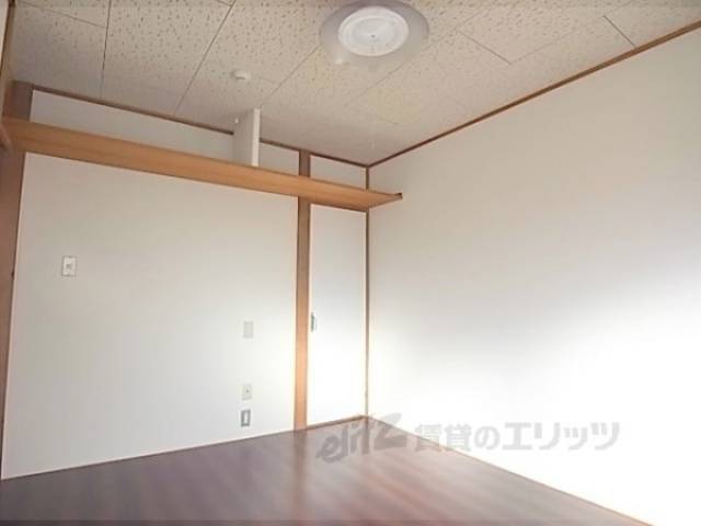 洋室　おしゃれなアクセントクロスのお部屋です