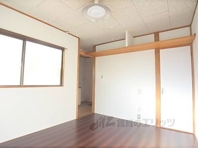 洋室　おしゃれなアクセントクロスのお部屋です