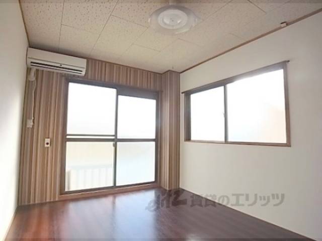 洋室　おしゃれなアクセントクロスのお部屋です