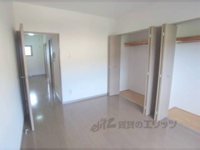 洋室　フローリングぴかぴかです