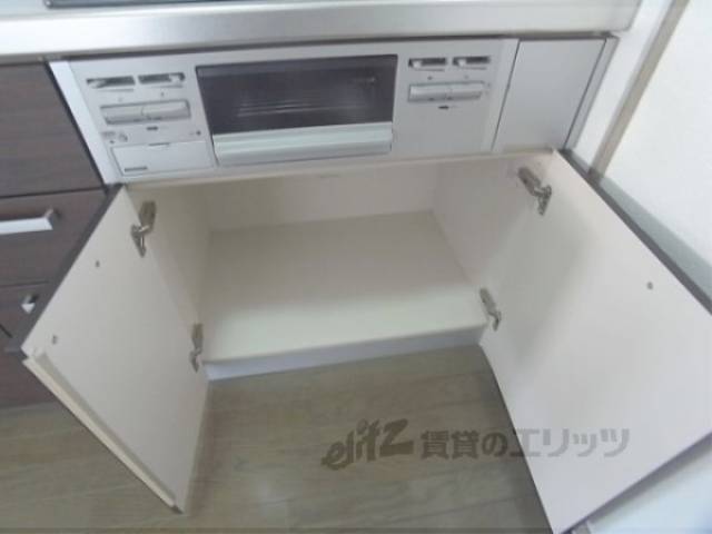 キッチン　コンロ下にも収納あります