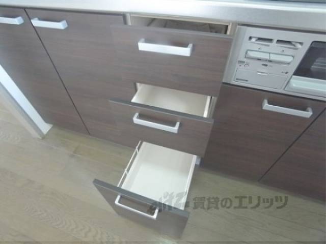 キッチン　3段収納あります