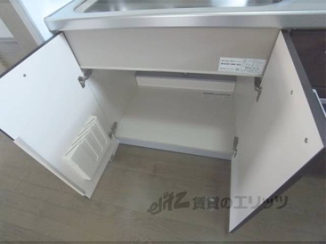 キッチン　シンク下にも収納あります