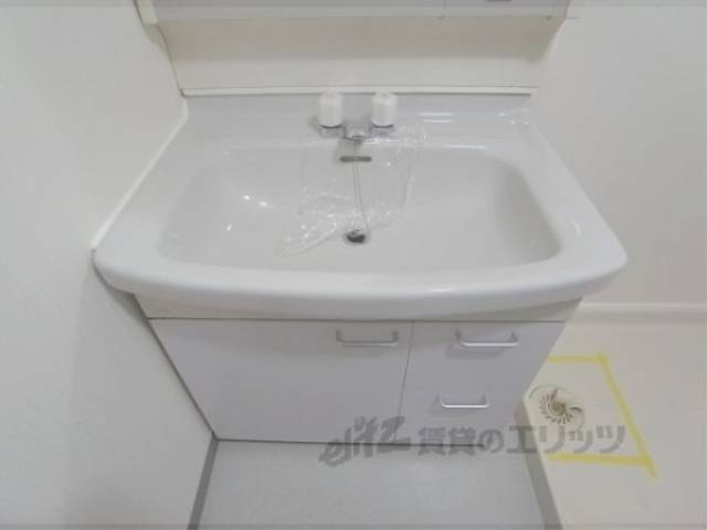 洗面所　ぴかぴかの洗面台です