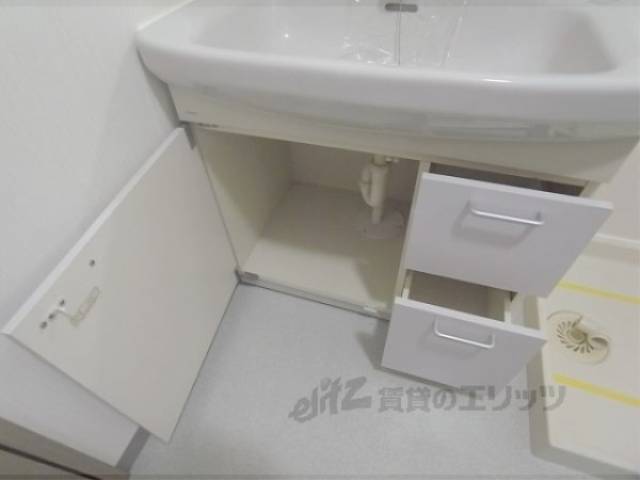 洗面所　下に収納あります