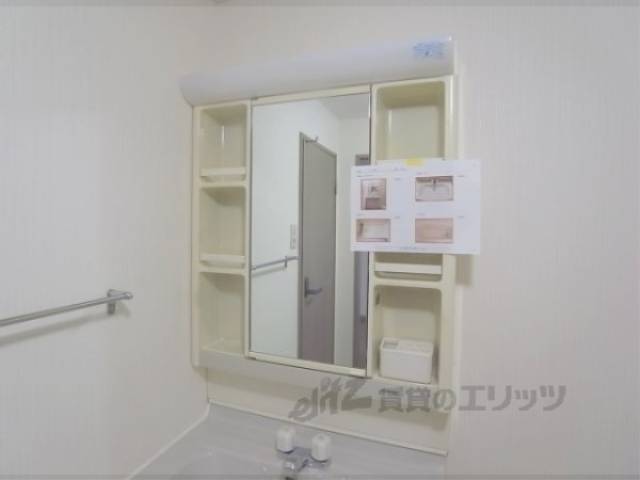 洗面所　鏡・棚付いています