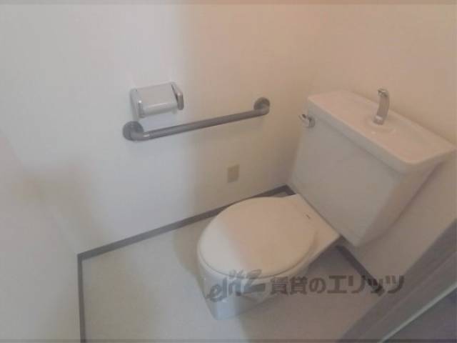 トイレ　手すりがついています