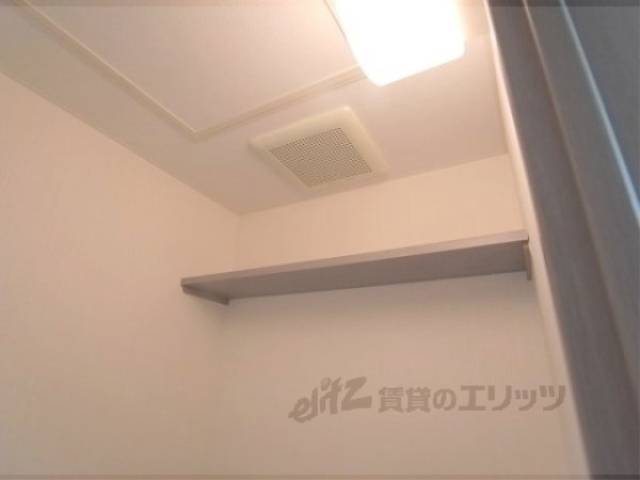 トイレ　後ろに棚あります