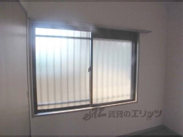 窓　採光・換気窓ついています