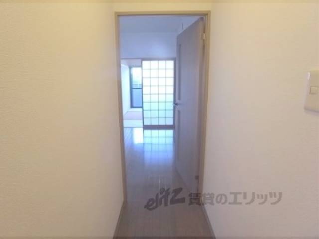 廊下　玄関からみた室内です