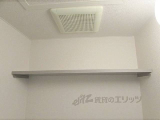 トイレ　トイレに上部棚があります