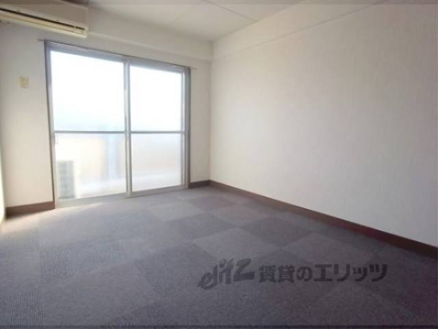 居室　床のカーペットが気持ちいいです。