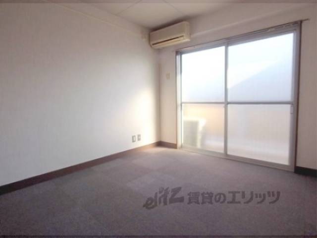 居室　壁も床もきれいです。