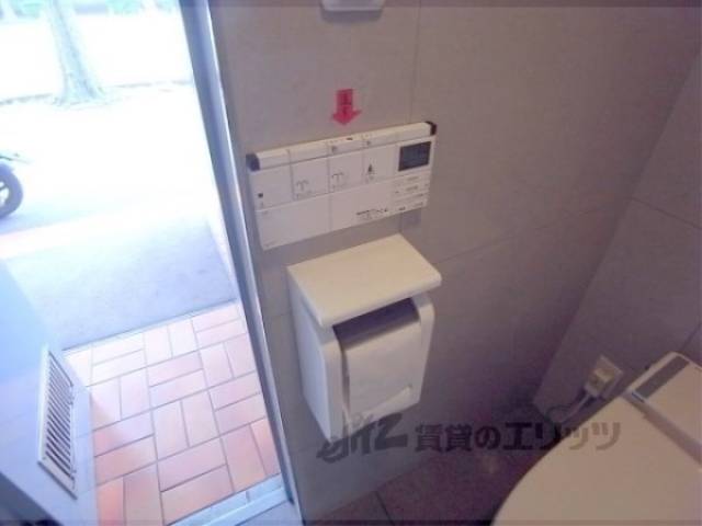 共用トイレ　ウォシュレット付きです。