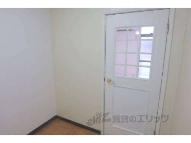 キッチン　おしゃれな扉になっています