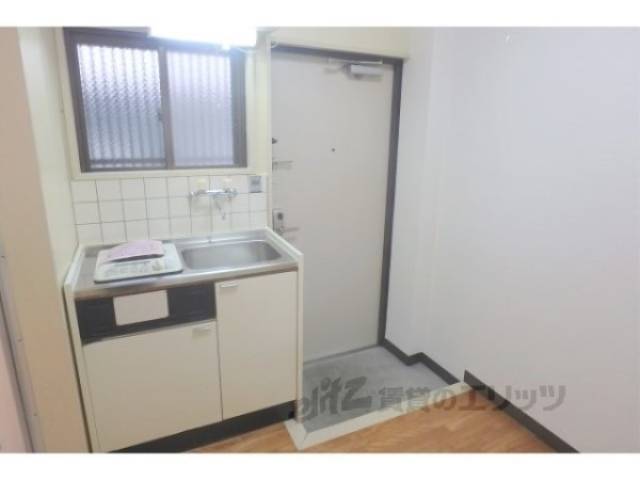 キッチン　玄関入るとすぐキッチン