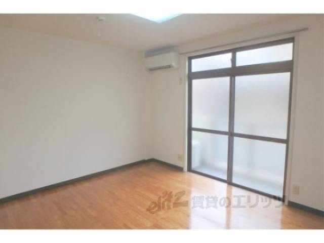 洋室　南向きで日当たり良好