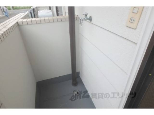 洗濯機置場　ベランダに設置可能です。