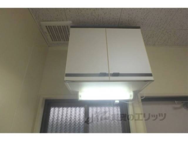 キッチン　キッチン上部にも収納が。