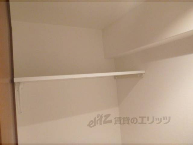 トイレの上に棚付いてます。