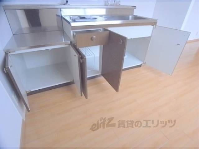 キッチン　キッチン下部収納１　大き目の調理器具も問題なし。