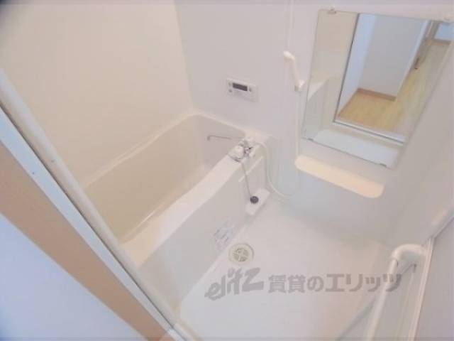 風呂　広めの浴室でごゆっくりどうぞ。