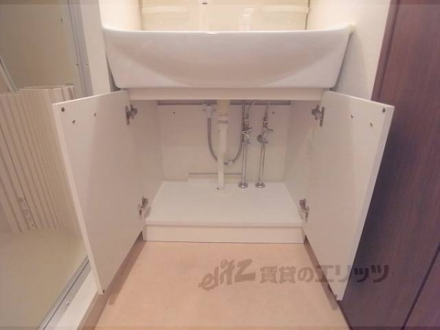 洗面所　洗面台下部収納