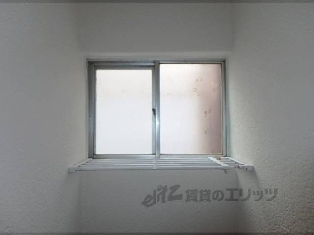 風呂　窓と棚
