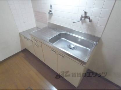 キッチン　二口コンロ設置可能。