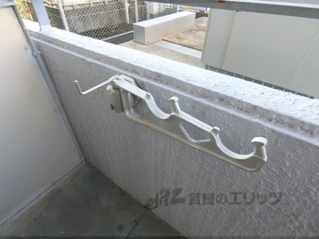 ベランダ　洗濯竿掛け