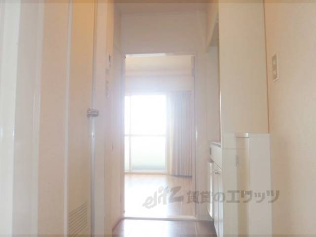 廊下　玄関から見た室内です