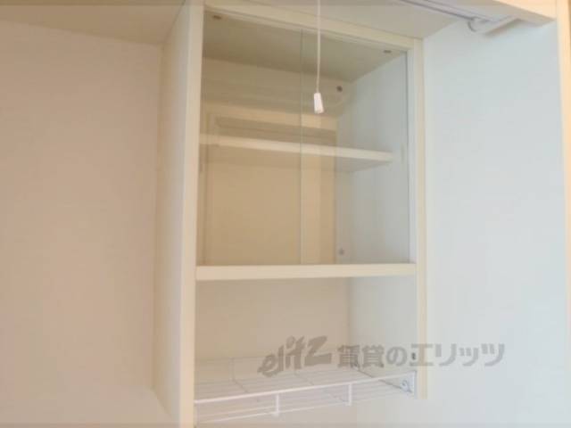 キッチン　キッチン上の棚も食器など置けて便利です