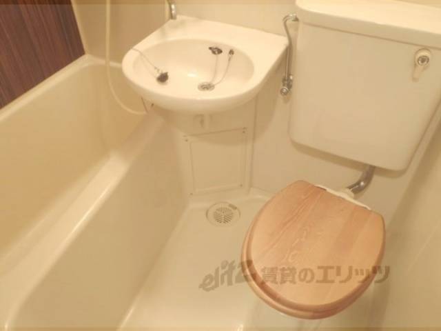 ユニットバス　アクセントの効いた3点ユニットバスです