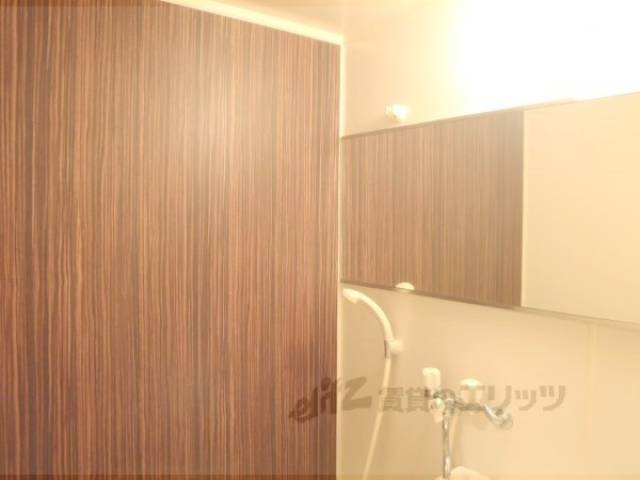 ユニットバス　壁も木目調の落ち着いた色合いです