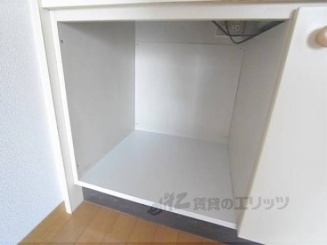 収納　キッチン下部