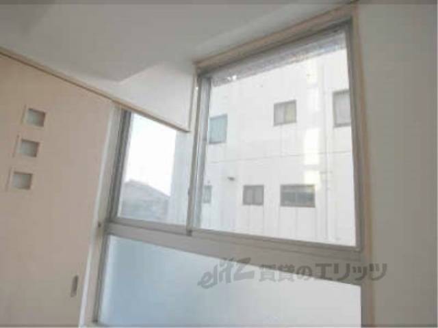 窓　大きめの窓から光がたくさん入ります