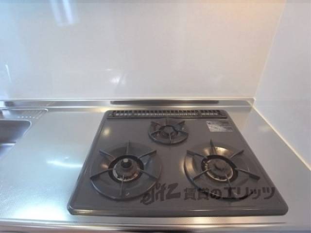 キッチン　三口コンロ