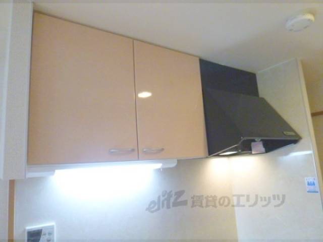 キッチン　吊戸棚、レンジフード