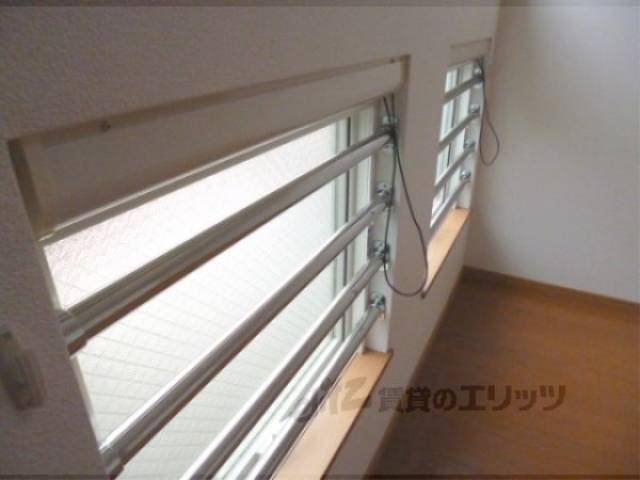 洋室・窓(下)