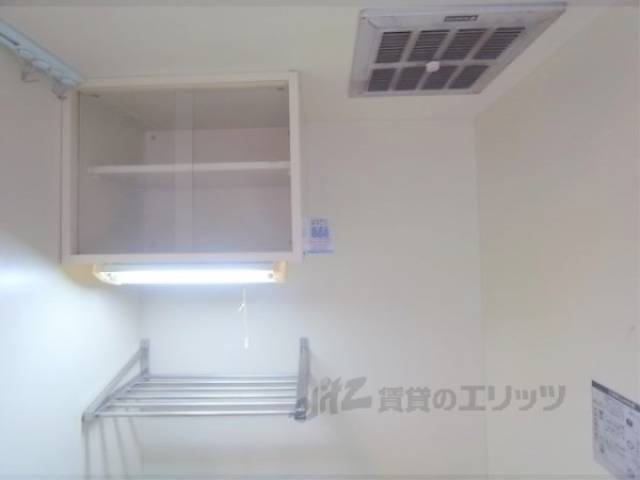 収納　キッチン上部棚
